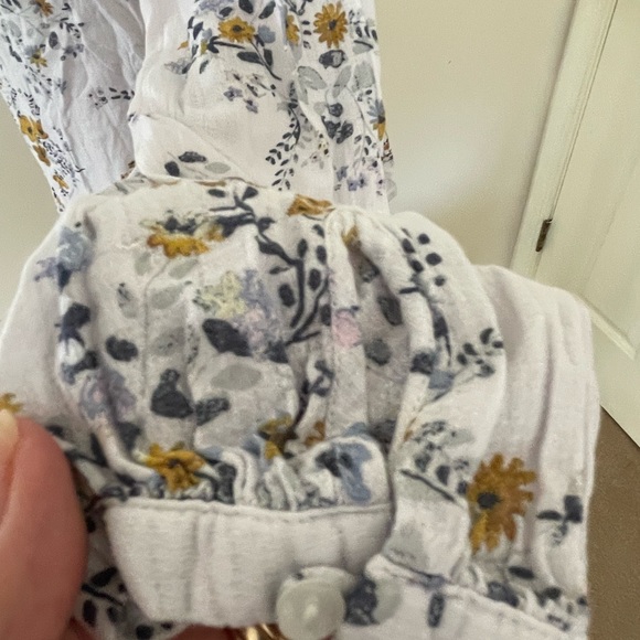 Lucky Brand medium peasant blouse with keyhole front and 3 button closure. - Picture 5 of 9